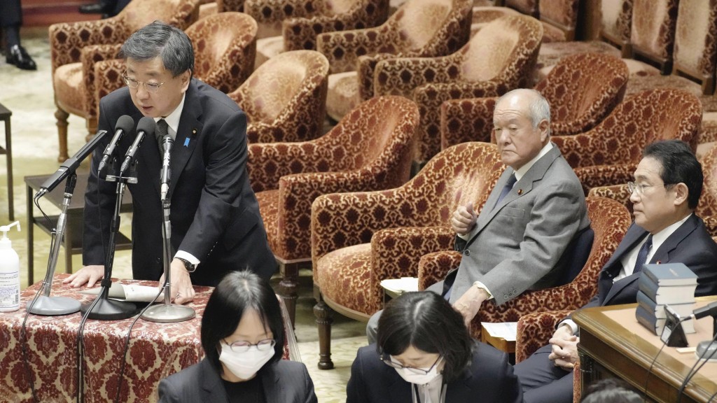 岸田文雄（右一）看着松野博一在预算委员会会议上答问题。 美联社