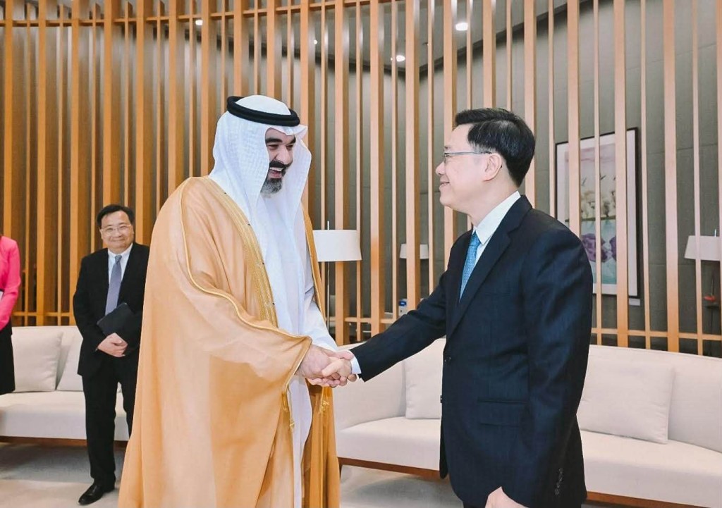 李家超與沙特阿拉伯通訊與資訊科技大臣Abdullah Alswaha 見面。李家超fb 李家超與沙特阿拉伯通訊與資訊科技大臣Abdullah Alswaha 見面。李家超fb