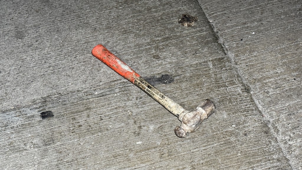 現場遺下一支鐵鎚。