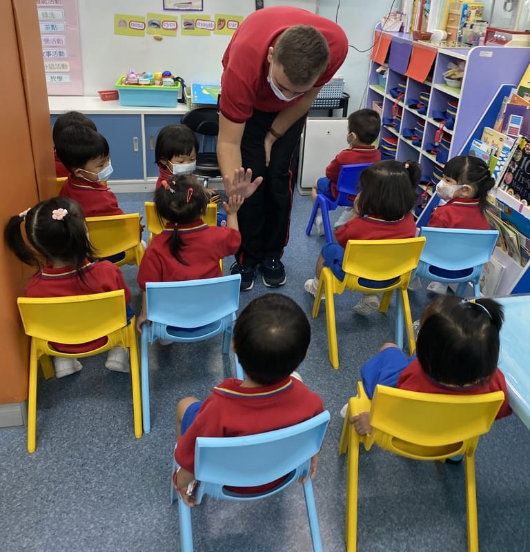 太陽島英文幼稚園的外籍老師，正帶領N班學生玩遊戲，邊玩邊學習。