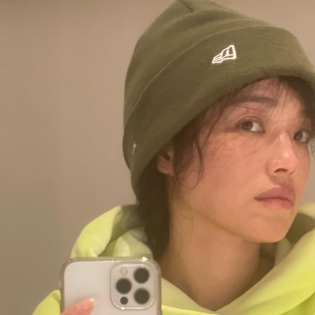 舒淇将啲头发收起扮短发。