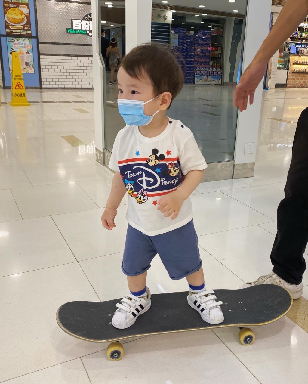 现时三岁多的玟历不用爸爸扶着，已可自行上板。