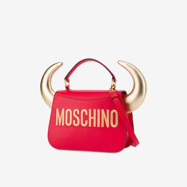 Moschino長角造型的紅包，也被稱為「牛頭包」 