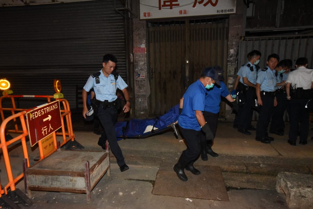 仵工將屍體舁送殮房。