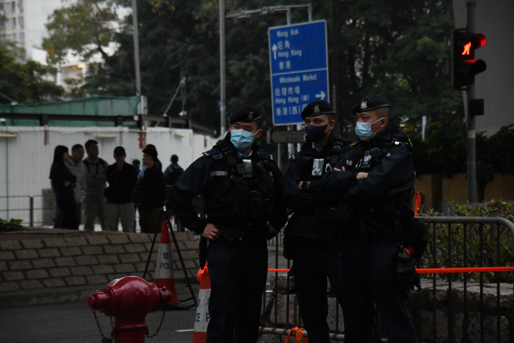 西九龍裁判法院外大批警力荷槍實彈戒備。陳浩元攝