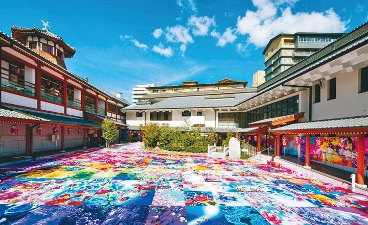 在道後溫泉別館飛鳥乃湯泉的中庭,可賞到蜷川實花的繽紛攝影作品。