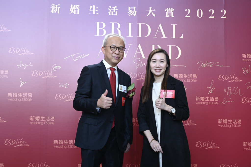 《生活易》網站公佈2022年全港結婚消費調查結果,行政總裁馬宗傑(左)及媒體業務及市場部主管周卓盈(右)。蔡建新攝 《生活易》網站公佈2022年全港結婚消費調查結果,行政總裁馬宗傑(左)及媒體業務及市場部主管周卓盈(右)。蔡建新攝