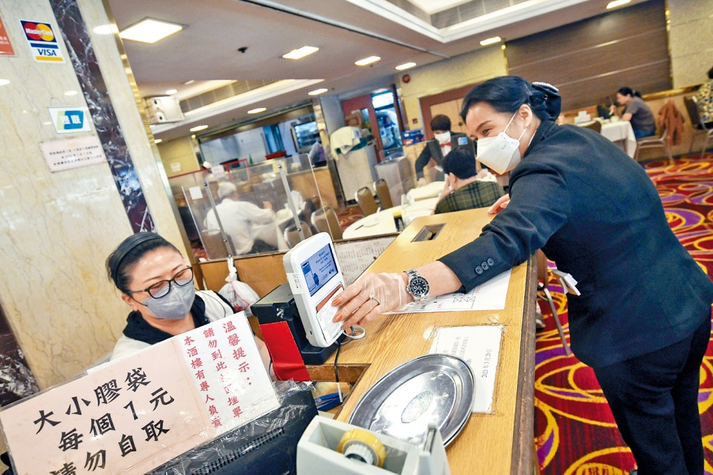 不少前線員工容易因工傷勞損,及時獲治療十分重要。