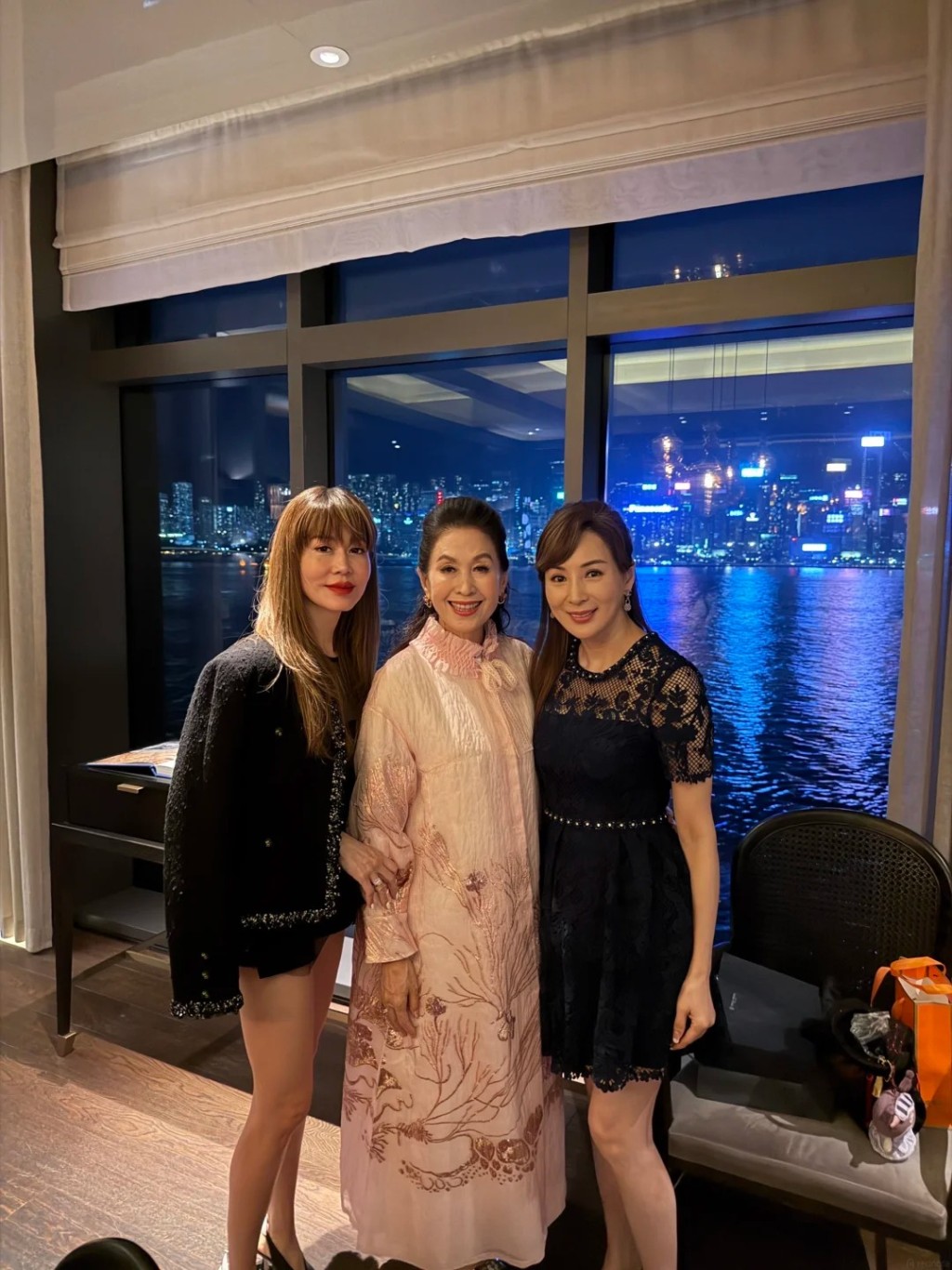 孫佳君(左一)神情略顯僵硬,容貌與昔日頗有不同。 孫佳君(左一)神情略顯僵硬,容貌與昔日頗有不同。