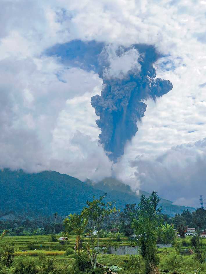馬拉皮火山周日大爆發，火山灰直沖3000米高空。