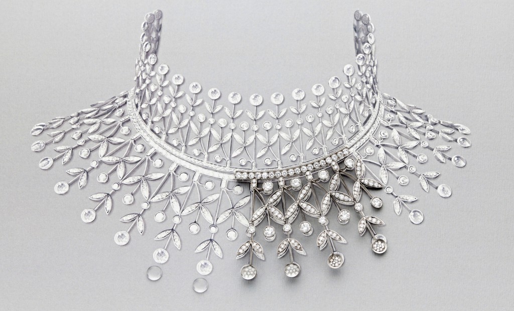 Col钻石短项链，采用紧贴颈部的礼服式高领设计，以Boucheron于1900年代创作的冠冕为灵感，可以三种方式佩戴，组合胸饰与短项链一同佩戴，两者也可单独佩戴，又可另配一条以钻石和水晶交织成蕾丝效果的项链配戴。