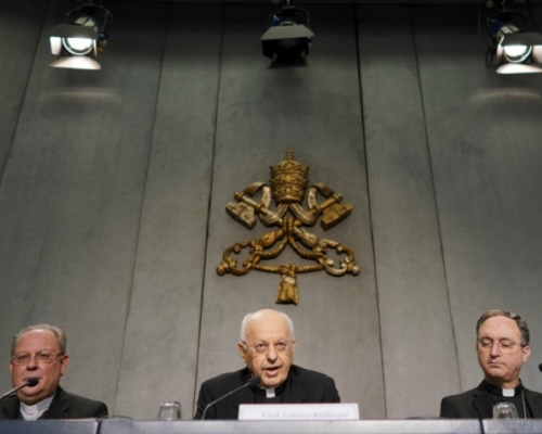 世界主教会议秘书长巴迪谢里枢机主教(中)表示，中国将有两位主教与会。AP