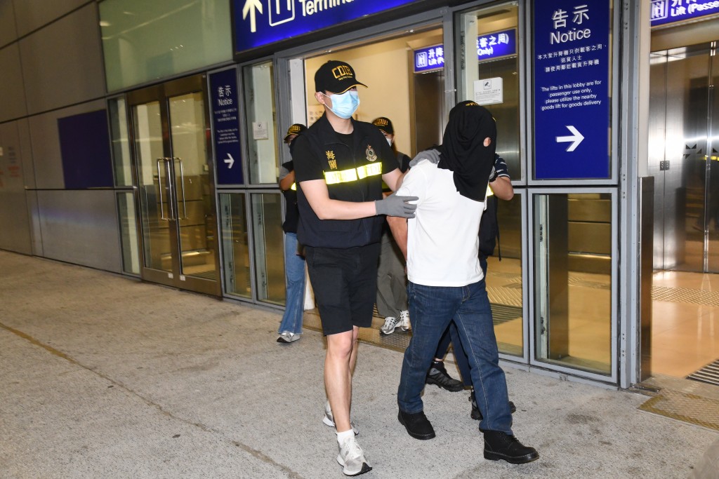 海關拘捕兩名販毒男女。徐裕民攝 海關拘捕兩名販毒男女。徐裕民攝