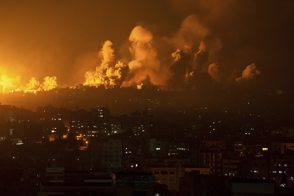 以軍空襲加沙，多處著火冒煙。美聯社