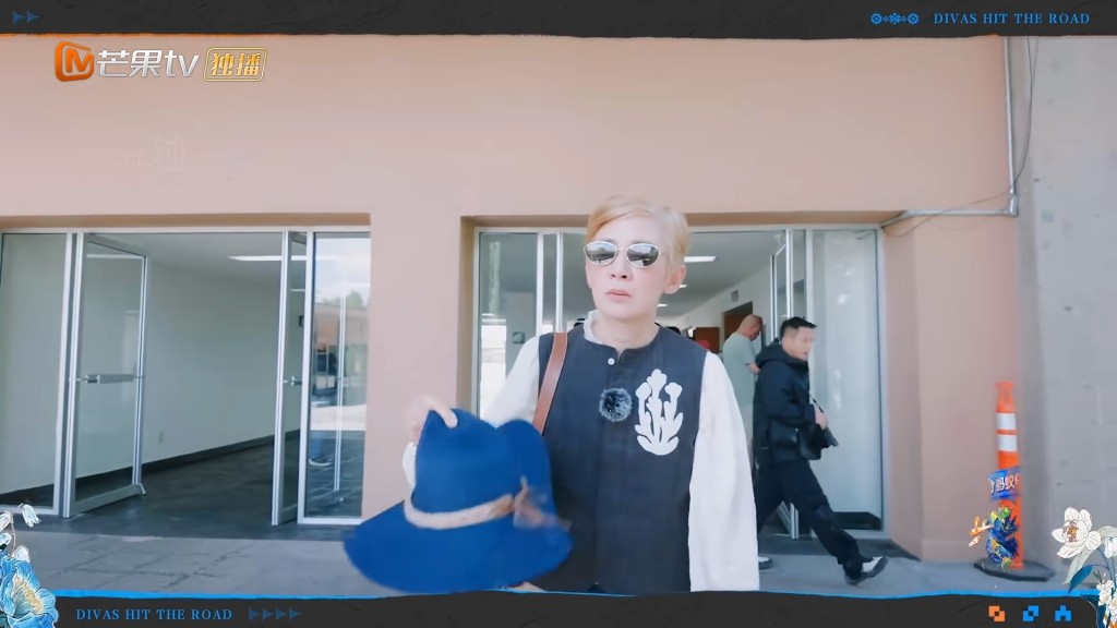 吳君如自覺頭部劇痛難耐，為免掃大家興致決定脫下草帽提早脫隊返回車上。