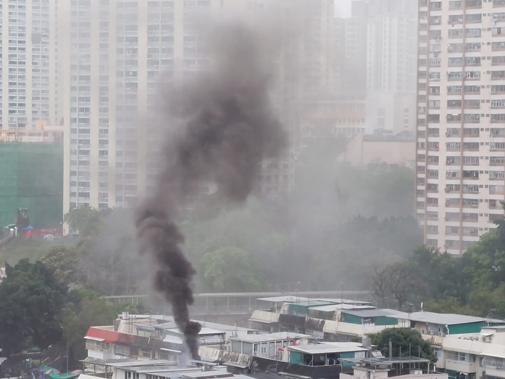 火場冒出大量濃煙。網民Charis Cheng圖片