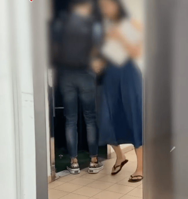 其後,林男和女下屬前後腳離開辦公室。 其後,林男和女下屬前後腳離開辦公室。