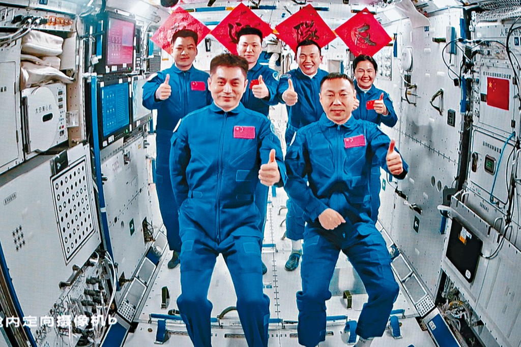 神十九和神十八乘組在空間站拍攝「全家福」。