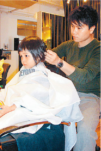 ■阿田丈夫阿華是髮型師，一家人的髮型都由他負責，女兒的當然不會例外。