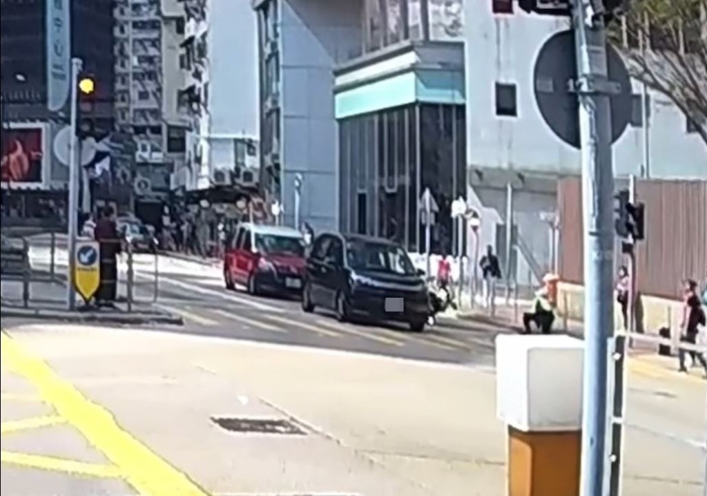 事後交通警員左手受傷，自行起身。fb車cam L（香港群組）影片截圖