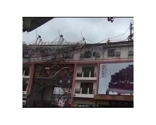 有棚架被強風吹翻。網圖