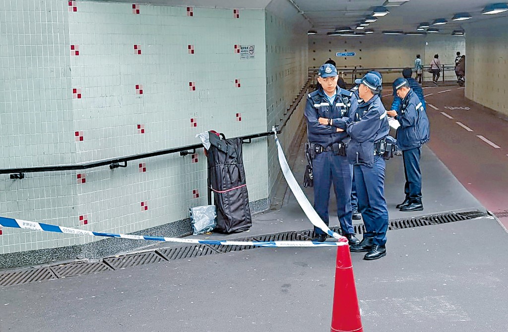 警方圍封遇劫事主的物品，在現場一帶進行調查。