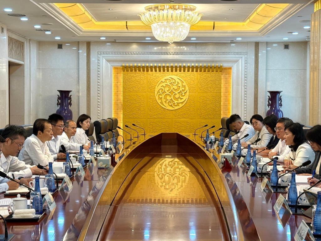 陳美寶（右一）及運輸及物流局常任秘書長蔡傑銘（右二）與國家交通運輸部部長劉偉（左二）會面，就海陸空運輸及物流議題深入討論。政府新聞處