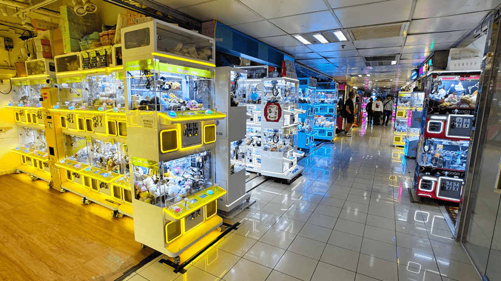 屯門華都商場有多間夾公仔機舖。黃文威攝