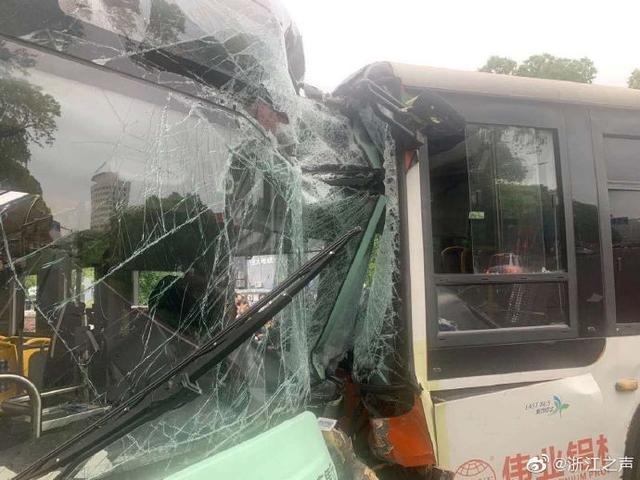 兩車車頭受損嚴重。(網圖)