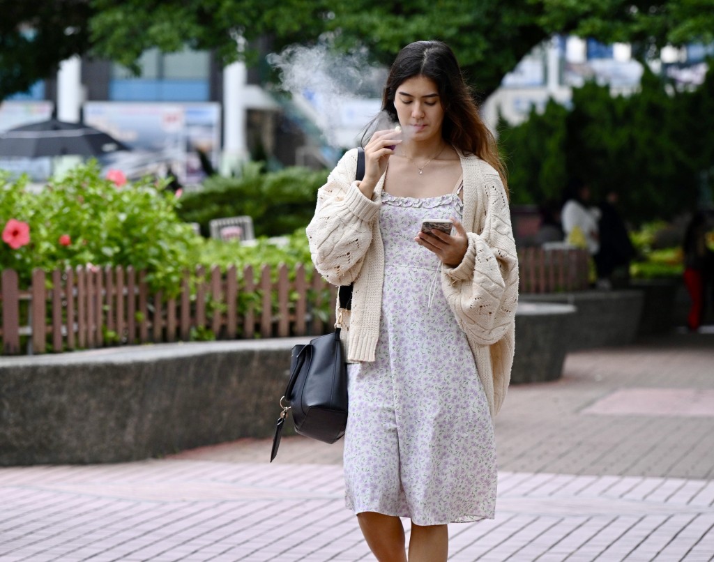 該區天氣顯著轉涼,風勢頗大及有一兩陣微雨。 該區天氣顯著轉涼,風勢頗大及有一兩陣微雨。