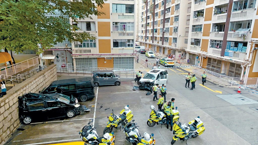 涉事白色中電電動車先後撞倒兩名途人及兩輛停在泊車位的車輛始告停下。
