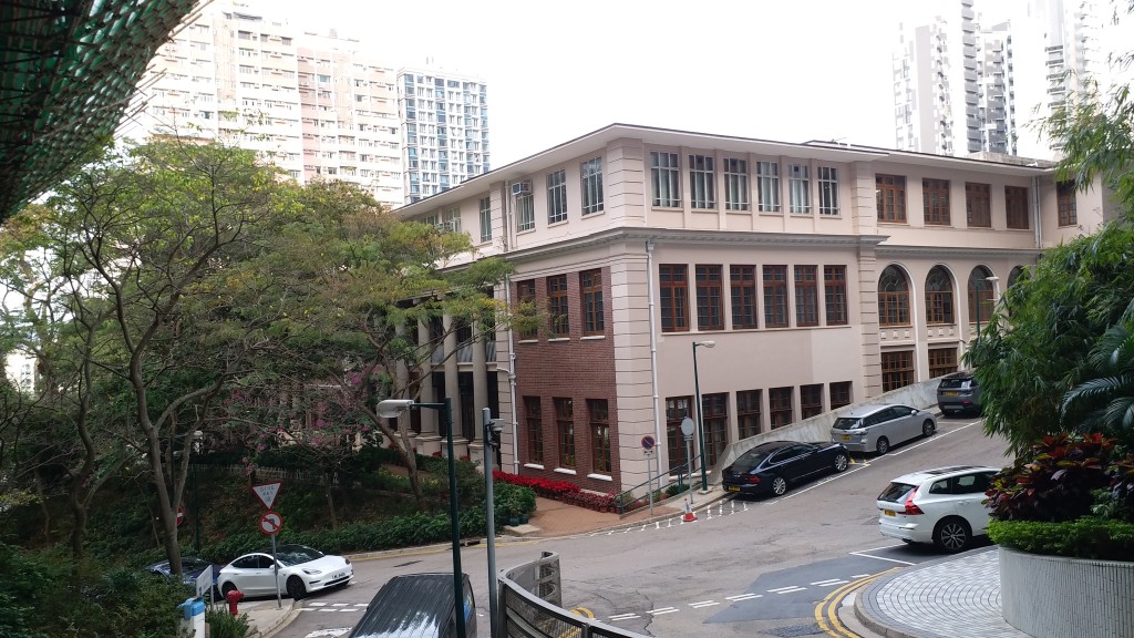 博物館位於香港大學內，環境清幽。