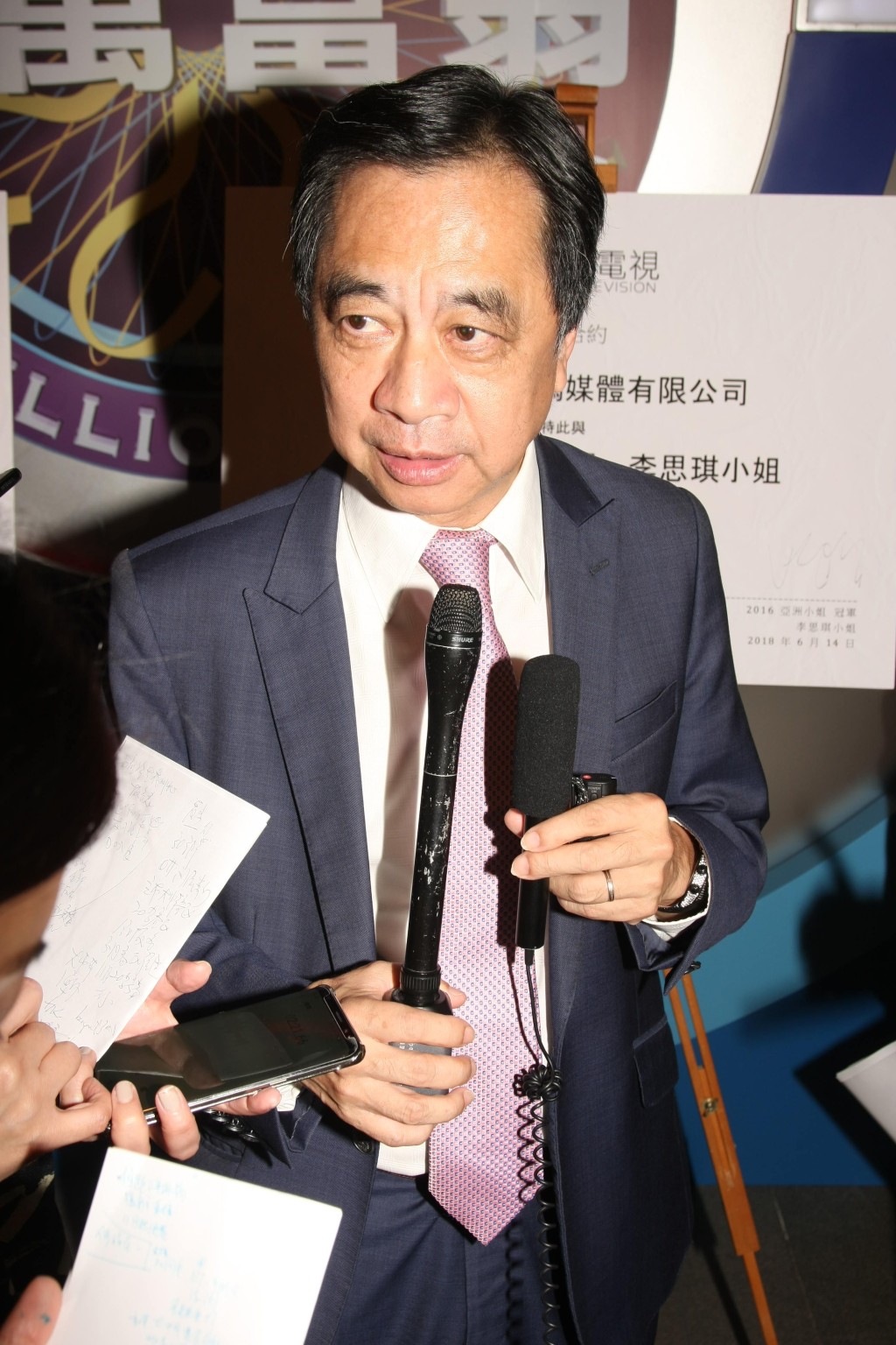 猛人加入何麗全做咗電視台管理層超過40年,曾搞過《獎門人》系列及台慶show,行內人緣極佳。