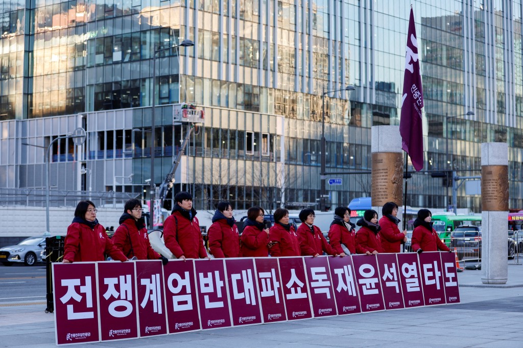 首爾人民在參加集會高喊口號，要求總統尹錫悅下台。 路透社