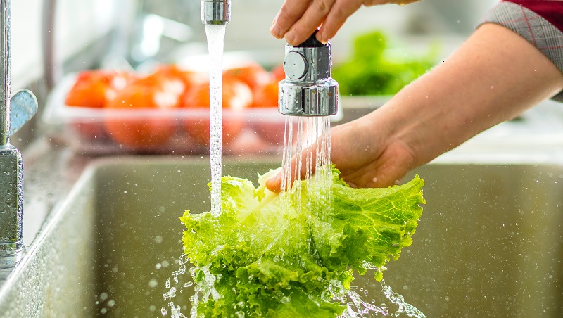 預防諾如病毒感染：蔬菜瓜果徹底洗淨。