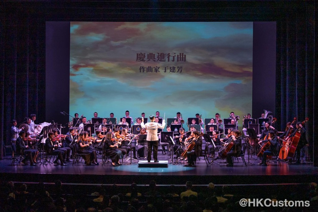 海關樂隊指揮官帶領演奏《慶典進行曲》。 海關樂隊指揮官帶領演奏《慶典進行曲》。