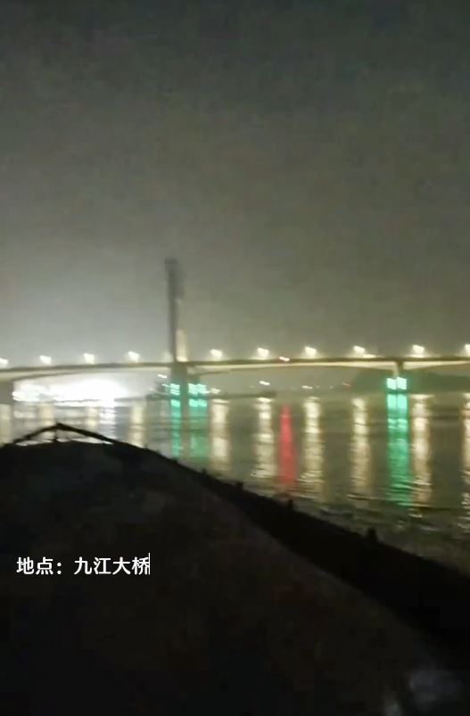 佛山九江大橋有船隻撞到防撞墩後沉沒，造成4名船員失蹤。