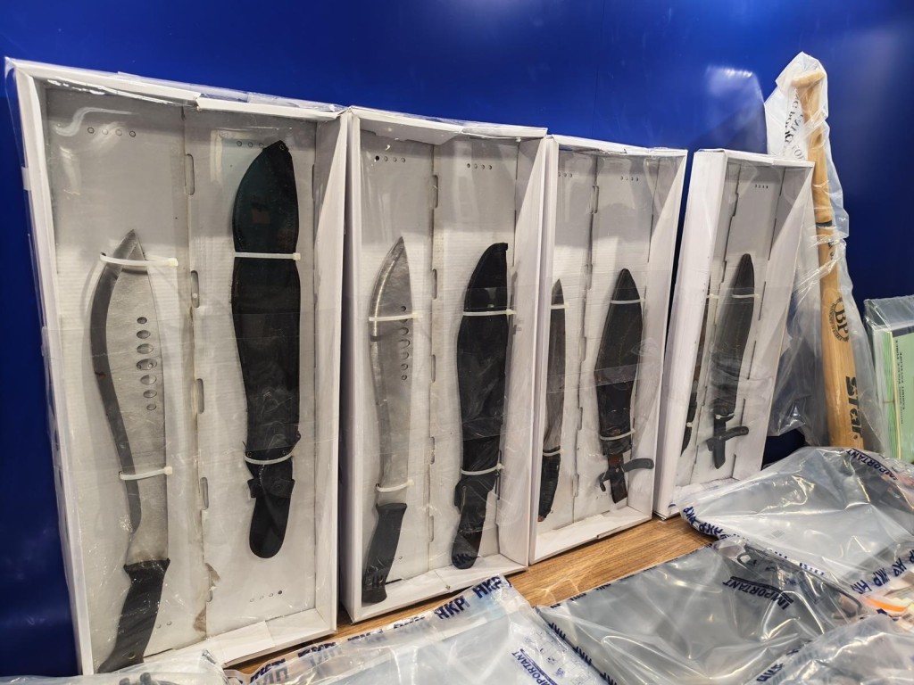 另外，人員搜查多個位於尖沙咀的娛樂場所及位於葵涌的住宅單位，檢獲一批武器。