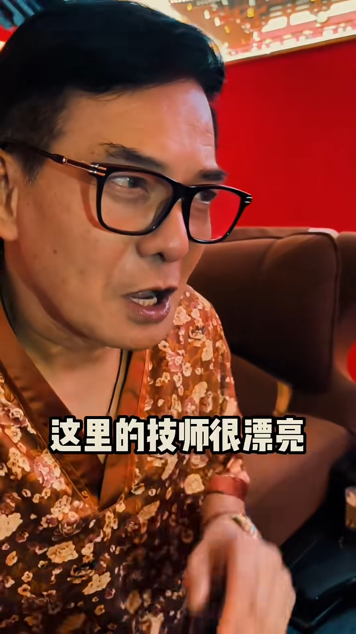 最近,李國麟在小紅書上發佈了一段新片,當中他相約金剛一起去按摩場所,更表示:「這是個好地方,這裡的技師很漂亮」,二人疑似揼邪骨。 最近,李國麟在小紅書上發佈了一段新片,當中他相約金剛一起去按摩場所,更表示:「這是個好地方,這裡的技師很漂亮」,二人疑似揼邪骨。