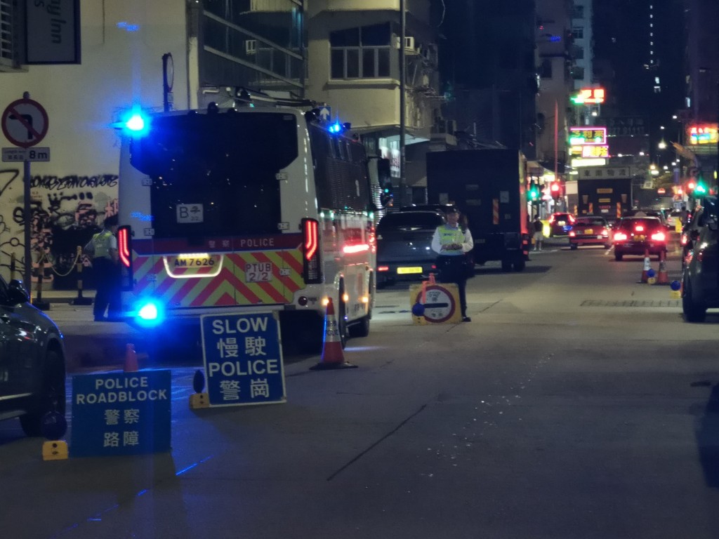 警方于西九龙总区多处设置路障。