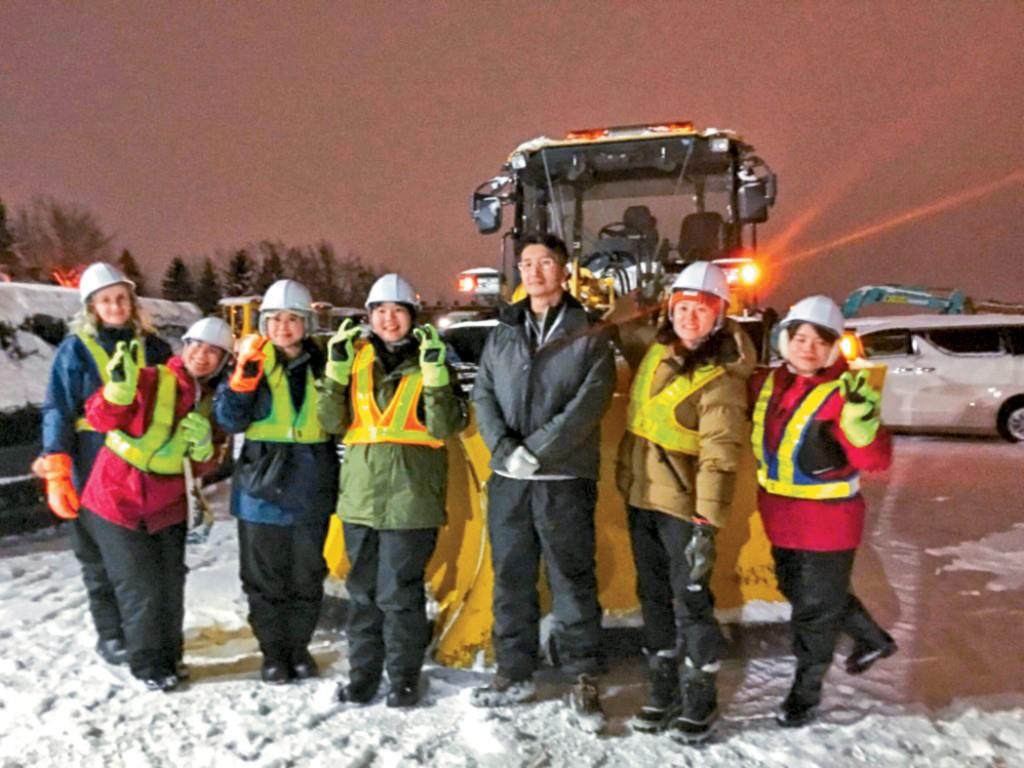 「鏟雪體驗」畀遊客可以親自動手鏟雪，仲有得試用鏟雪機。