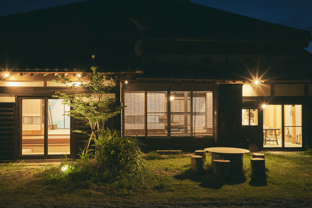 MUJI BASE KAMOGAWA翻新后，保留老宅的外观原貌与部分内装。（图片来源：MUJI BASE KAMOGAWA）