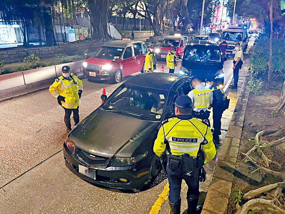 警方設置路障截查可疑車輛。