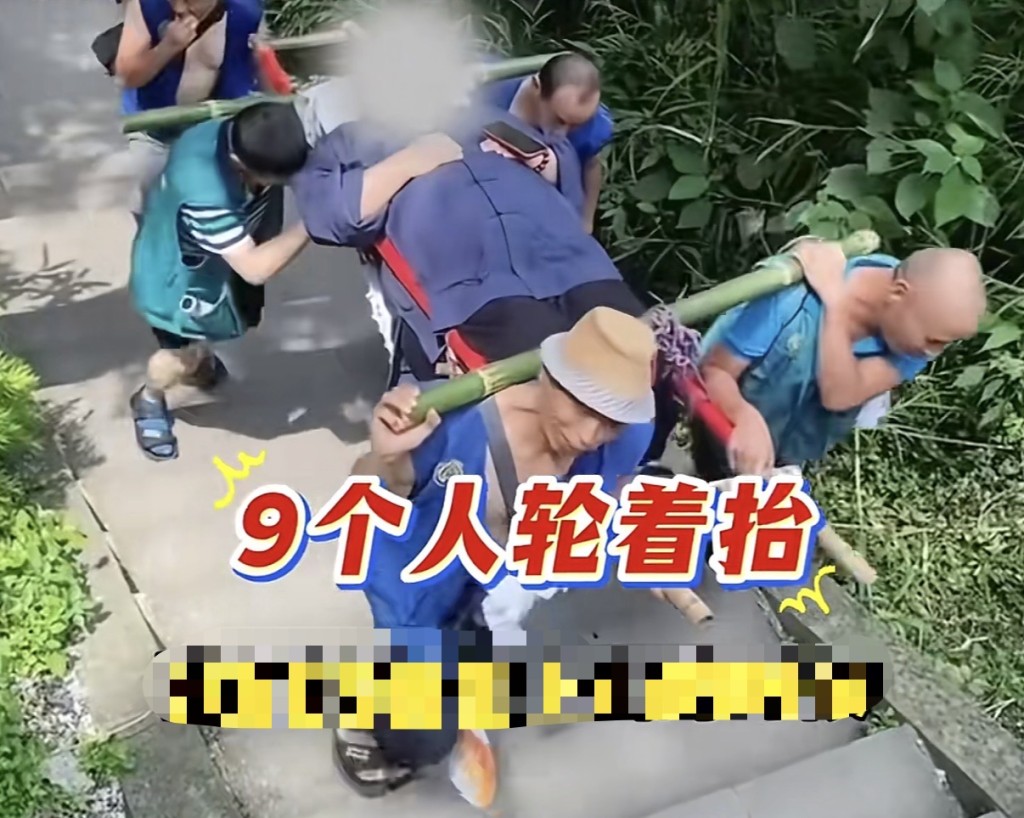 轎夫合力把男子抬上山。杭州網 轎夫合力把男子抬上山。杭州網