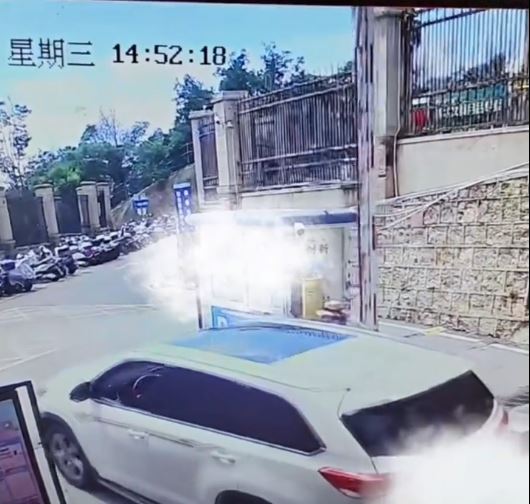 昆明有女子用肉體阻止停車場電閘下降，目的是為免付¥5停車費。抖音＠前方＋ 