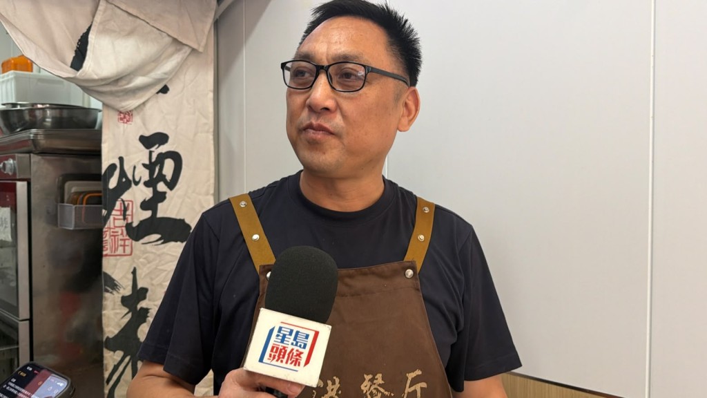 皇崗口岸附近的潮汕餐廳老闆萬先生表示，有跨境貨櫃車司機年邁退休後，仍堅持每月前來吃切雞飯，這份情誼相當寶貴。 梁國峰攝