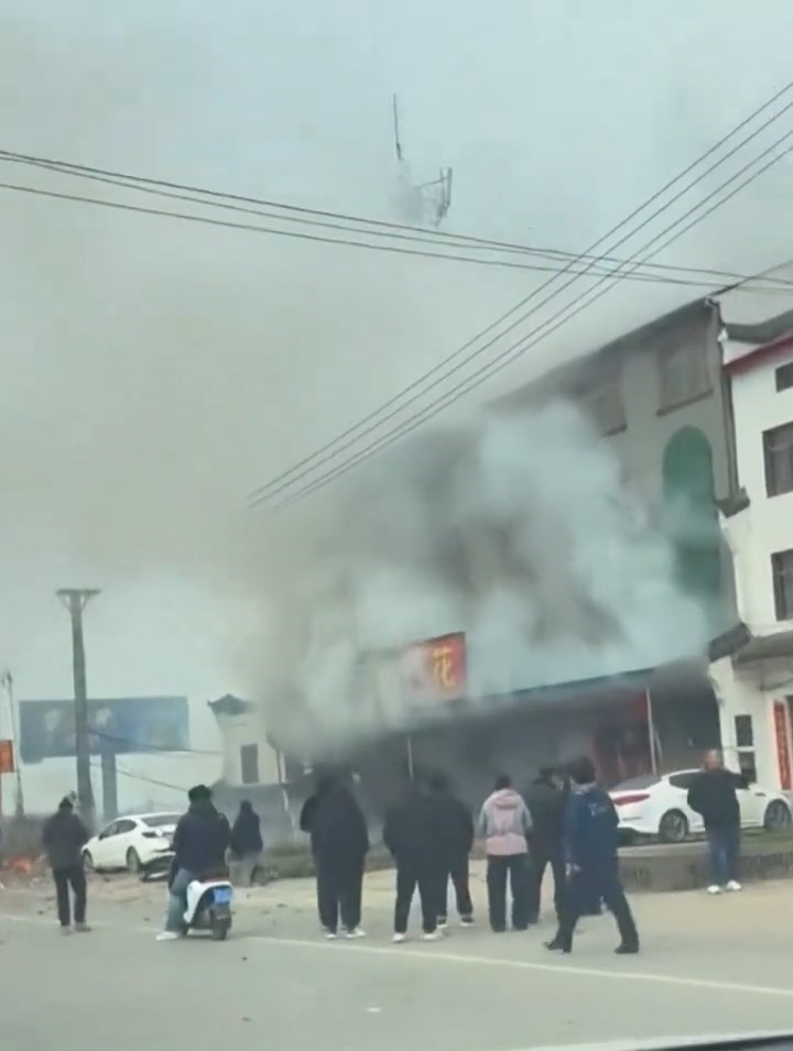 湖北宜城一家煙花爆竹店初二起火，造成12人死亡。