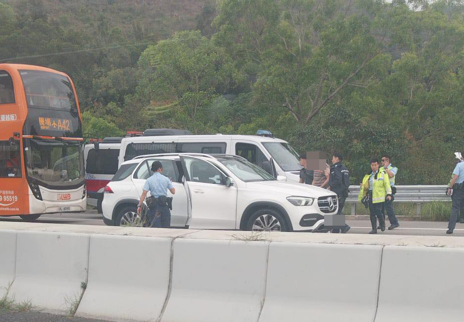 警方在北大嶼山公路往機場方向近收費廣場截查一輛私家車。網上圖片