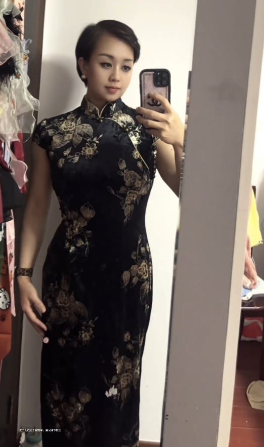 貴陽的蔣女士瘋狂「舉鐵」及戒奶茶1年，成功減去30公斤。抖音