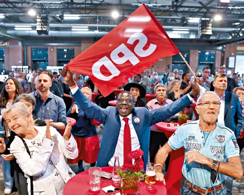 社民黨大選險勝,支持者在柏林歡呼。